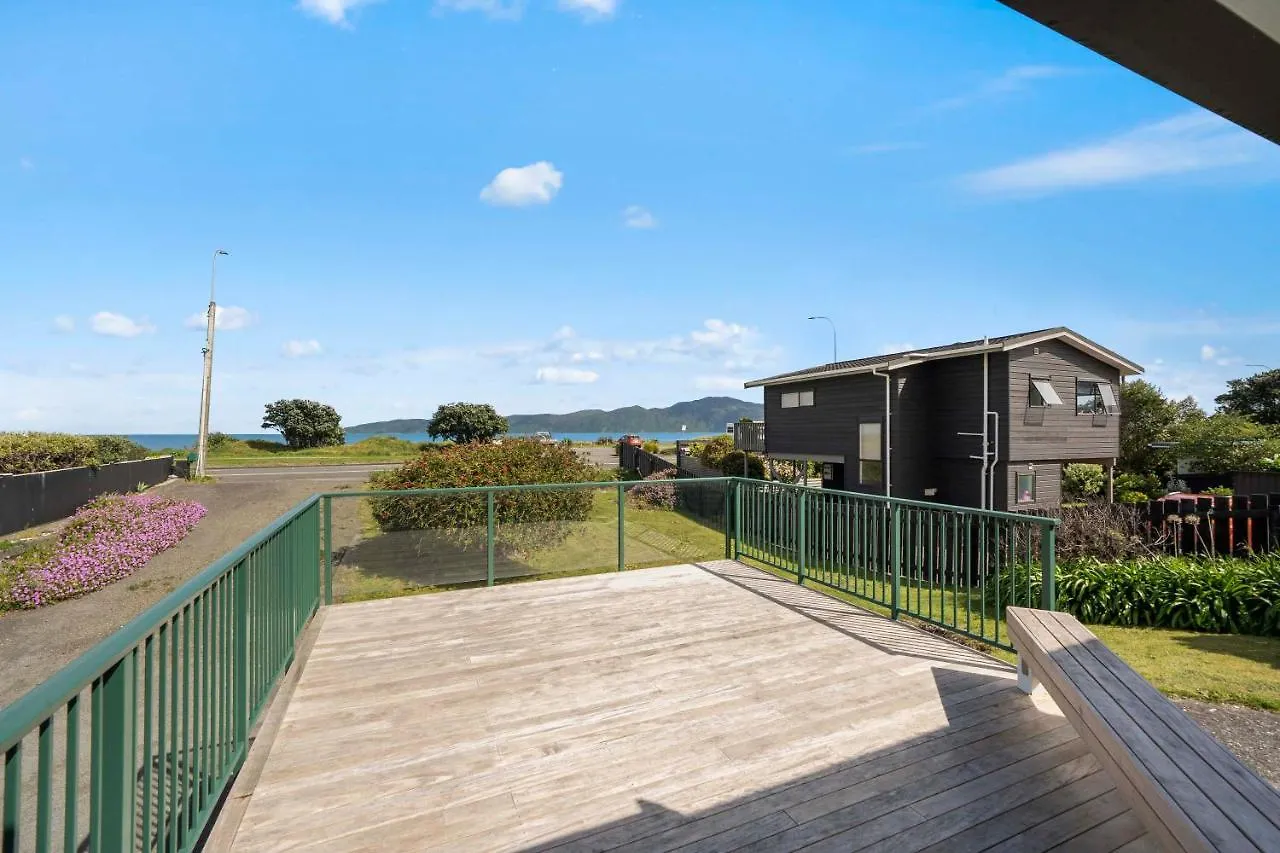 The Green Trout - Paraparaumu Beach Holiday Home
