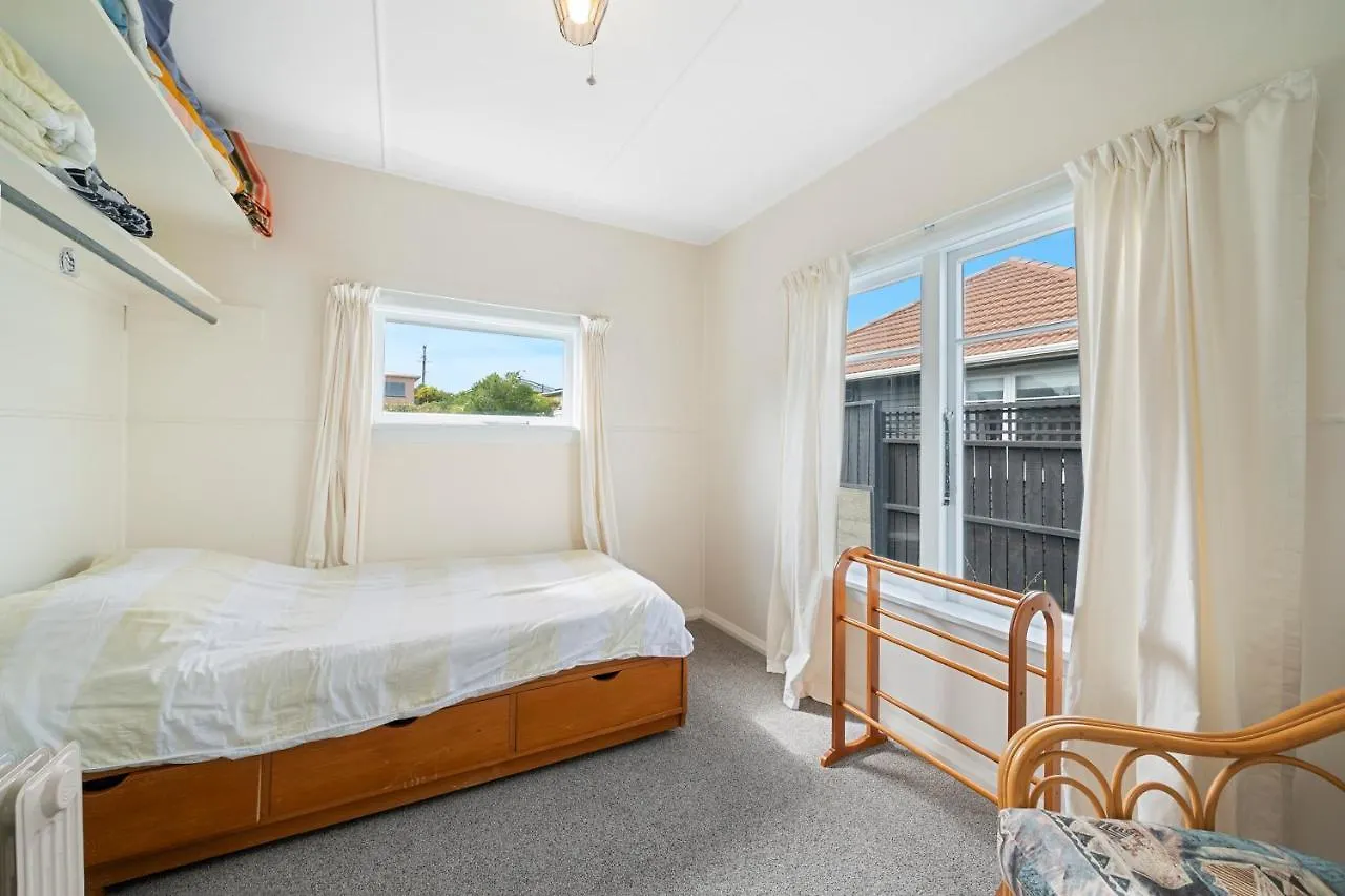 The Green Trout - Paraparaumu Beach Holiday Home 0*,  New Zealand