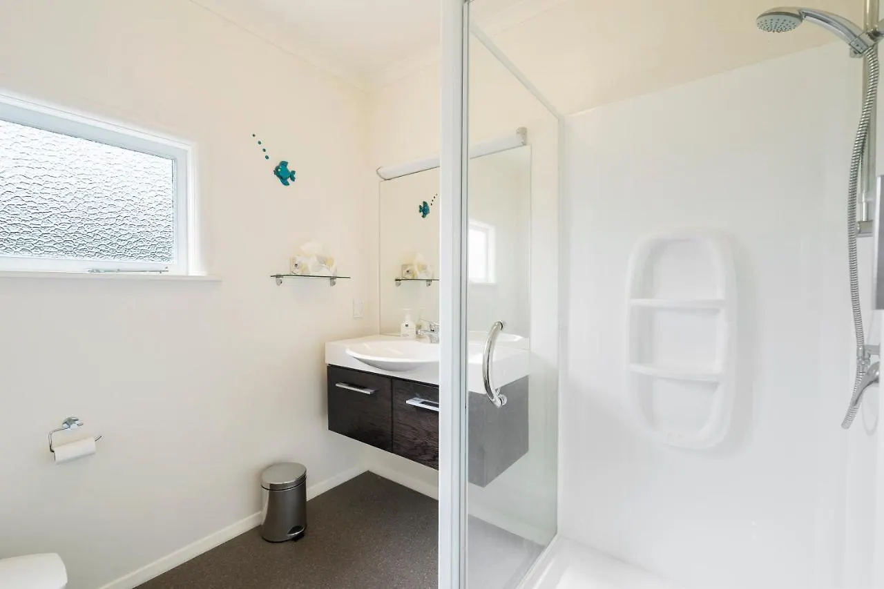 The Green Trout - Paraparaumu Beach Holiday Home 0*,  New Zealand